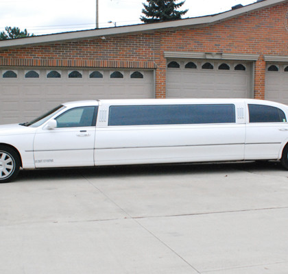 White-Lincoln-Limousine-E04